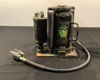 Located in: Chattanooga, TN
MFG Black Bull
Ser# 25240FW
20 Ton Air/Hydraulic Bottle Jack
*Sold As Is Where Is*

SKU: D-2-B
Unable To Test
