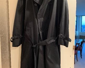 Men's Burberry Long Coat with removable wool liner. This lovely coat is a size 40 regular.  This quality Burberry coat is in very good condition. 