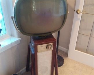 Vintage 40s TV very cool!