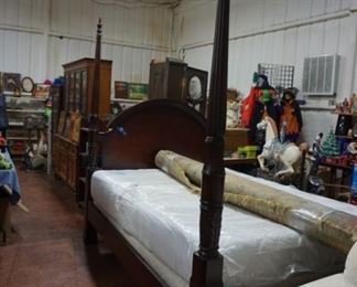 4 poster bed, large area rug