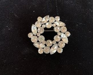 $25  Vintage signed Weiss 2 1/8" pin