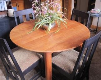 Vermont Furniture Table with 4 Chairs.