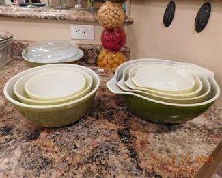 Vintage Pyrex bowls.