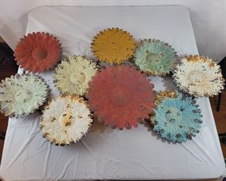 Lot 43 
Rustic metal flower outside garden decor its rusty, has wear, some pedal tips are bent but able to bend back neat to display able to repaint $4 