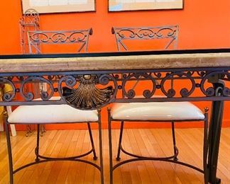 Middle Accent of the Fortunoff Dining Table