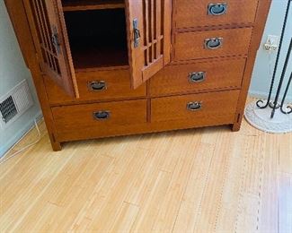Chest Furniture with 7 drawers and Door that shows 2 level of storage