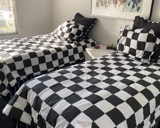 $125        Twin Bed, mattress, bedding set