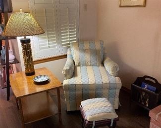 LANE 2 TIER SIDE TABLE/ PAIR UPHOLSTERED CLUB CHAIRS/BRASS LAMP BAMBOO DESIGN 