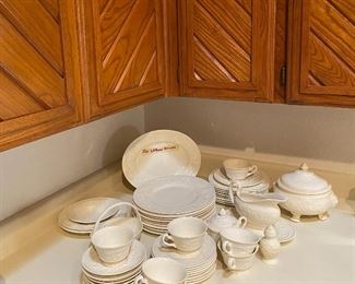 WEDGWOOD /PATRICIAN SERVICE  FOR 8 / 52 PIECES