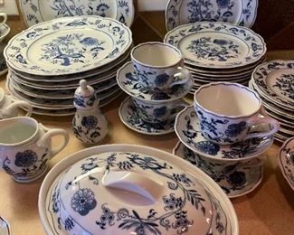 $1275 ~ BEAUTIFUL AND HIGHLY SOUGHT AFTER BLUE DANUBE  BLUE ONION JAPAN CHINA SET ~ 8  FIVE PIECE PLACE SETTINGS WITH SERVING PIECES 