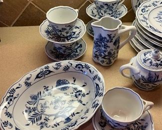 $1275 ~ BEAUTIFUL AND HIGHLY SOUGHT AFTER BLUE DANUBE  BLUE ONION JAPAN CHINA SET ~ 8  FIVE PIECE PLACE SETTINGS WITH SERVING PIECES 