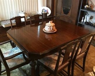 Dining room table with six matching chairs and three leaves