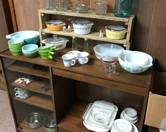 Assorted Pyrex dishes