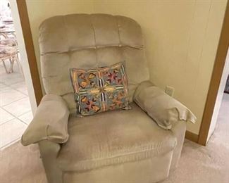 BEIGE RECLINER