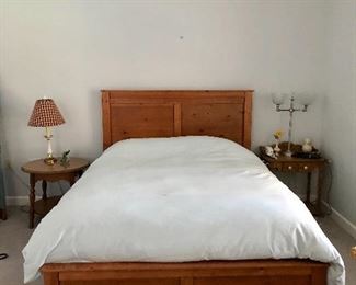 Queen bed, two bedside tables, lamps