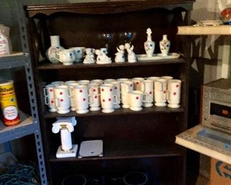 Cute vintage wood bookcase, vintage beige sweetheart reusable plastic coffee cups