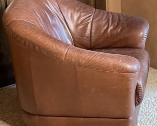 #1 Robb & Stucky Leather Club Swivel Chair 32x33x33in HxWxD