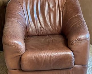 #1 Robb & Stucky Leather Club Swivel Chair 32x33x33in HxWxD