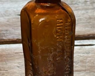 Antique Bryant's Root Beer Extract Bottle 4.5x1.5x1.5in HxWxD