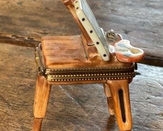 Limoges France Elda Creations Mini Artists Easel Porcelain figure 3x1.5x1.5in HxWxD