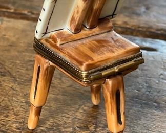 Limoges France Elda Creations Mini Artists Easel Porcelain figure 3x1.5x1.5in HxWxD