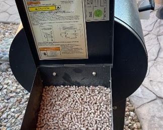 Traeger JUNIOR Wood Pellet Grill BBQ055.04 36x36x16 HxWxD