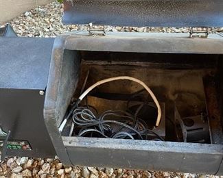 Green Mountain Davy Crockett Wood Pellet with Cover 25x32x18in HxWxD