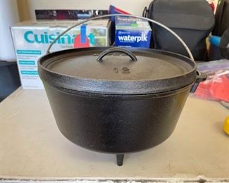 Lodge USA 12'' Cast Iron 3 Footed Dutch Oven Camp Pot w/Lid 12 in.
