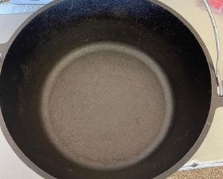 Lodge USA 12'' Cast Iron 3 Footed Dutch Oven Camp Pot w/Lid 12 in.