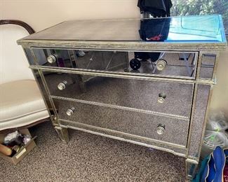 Mirror 3 drawer dresser 42in x 19in x 35in