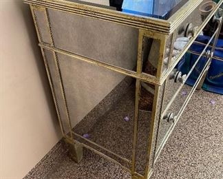 Mirror 3 drawer dresser 42in x 19in x 35in