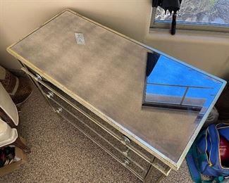 Mirror 3 drawer dresser 42in x 19in x 35in