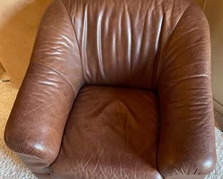 #2 Robb & Stucky Leather Club Swivel Chair 32x33x33in HxWxD