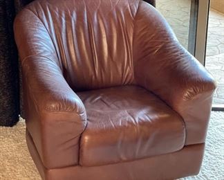 #3 Robb & Stucky Leather Club Swivel Chair 32x33x33in HxWxD