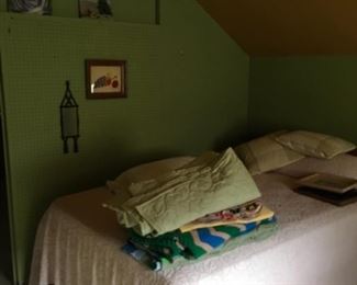 Beds, linens, pictures