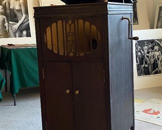 ANTIQUE BRUNSWICK VICTROLA