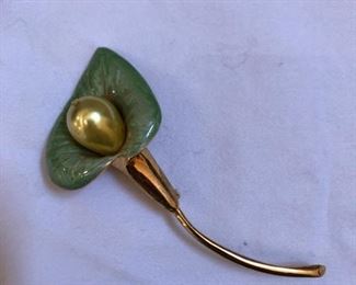 Calla Lily pin with fresh water pear