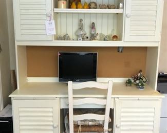 Legacy Classic Desk/Hutch and computer
