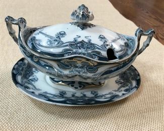 Royal Staffordshire Iris Blue Sauce Boat with lid and underplate (underplate has a chip). Photo 1 of 2