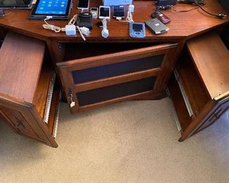 Great pullout sides and center cabinet storage.