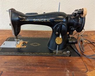 Singer Sewing Machine, Class 15, Nov 1948 with Sewing Cabinet