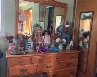 Dresser with lots of drawers