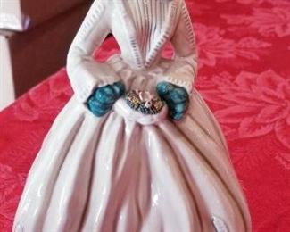 LOT A4- $28- VINTAGE FLORENCE CERAMICS PASADENA " SUE ELLEN" FIGURINEE 8 1/2 TALL