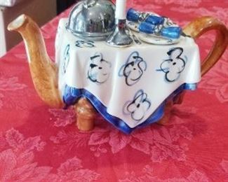 LOT A5- $25- VINTAGE ENGLISH TEAPOT BY TONY CARTER 6 3/2 X 10 W "AS IS"