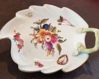 LOT C19- $25- HEREND SMALL DISH 6 X 4 1/2"