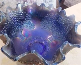 LOT C24- $95- SPECTACULAR VINTAGE FENTON IRRIDISCENT CARNIVAL GLASS SCALLOPED BOWL, 10' WIDE X 5 3/4 TALL