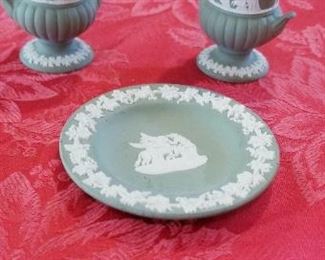 LOT C27- $25- 3 PC WEDGWOOD, CUPS 3 " TALL, PLATE 4 1/4"
