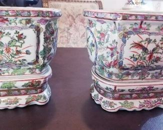 LOT D1- $70- PAIR OF CHINESE JARNEDIER 10 X 9 EACH