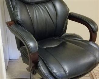 LOT D5- $125- LEATHER LA Z BOY DESK CHAIR 44"H X 28 W X 32"D