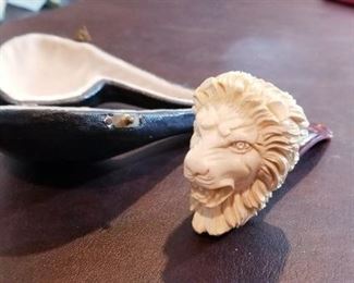 LOT T20- $55- VINTAGE HAND CARVED MEERSCHAUM LION PIPE WITH CASE, 6.5"